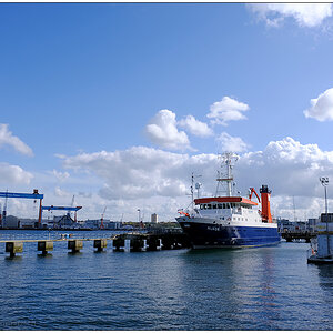 199 ALKOR mit Werft im Hintergrund