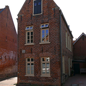 _1220647KAxl.jpg