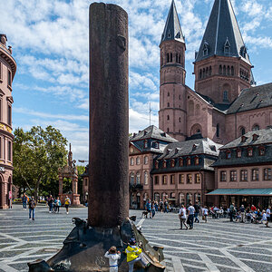 Dom zu Mainz mit Heunensäule