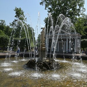 Brunnen Peterhof.jpg