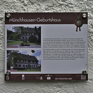 Tafel am Geburtshaus.JPG