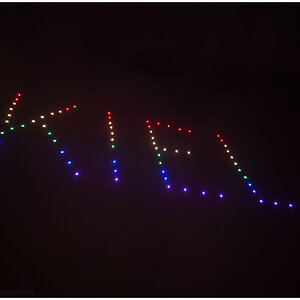 465 Lichtermeer in Kiel 2021 – KIEL in Regenbogenfarben mit Drohnen überm Rathausplatz