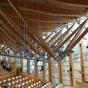Schottisches Parlamentsgebäude Plenarsaal.jpg
