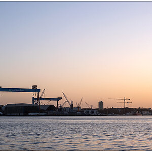 014 Sonnenuntergang an der Kieler Innenförde mit Werftkran im Hintergrund
