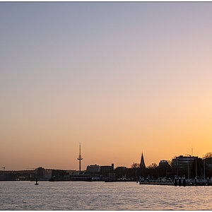 015 Sonnenuntergang an der Kieler Innenförde mit Fernsehturm im Hintergrund