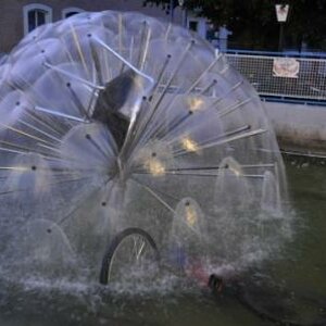 In dem Springbrunnen sind noch die Überreste des Stadtfestes.