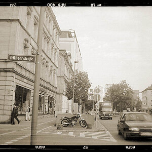 box2  

entstanden mit einer Agfabox auf 400er APX SW-Film