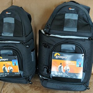 Lowepro Slingshot 100 neben Slingshot 200