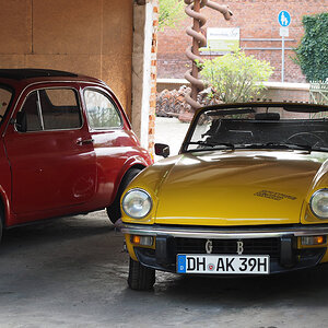 Triumph Spitfire 1500, Fiat 500 Front.jpg