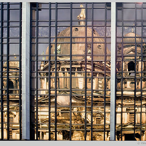 Berliner Dom spiegelt sich im Palast der Republik