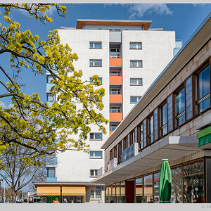 Läden und Wohnblock in der Lindenallee
