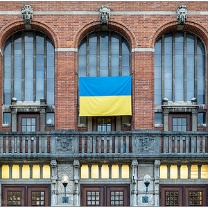 173 Fotospaziergang – Opernhaus Kiel mit ukrainischer Flagge