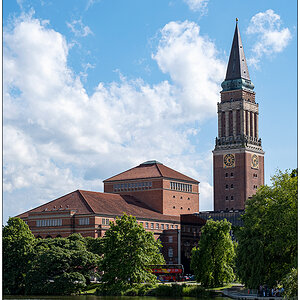 239 Klassische Kieler Postkartenansicht (Opernhaus mit Kleinem Kiel im Vordergrund und Rathausturm im Hintergrund)
