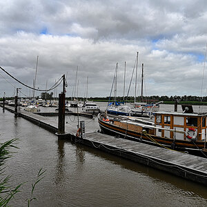 Die kleine Marina am Stellplatz.jpg