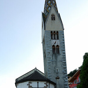 Die Kirche von Barbian (am Jakobsweg in Südtirol), auf der Friedhofsmauer stehend fotografiert.