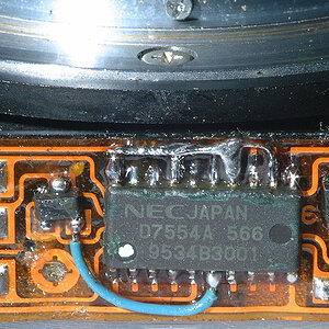 Ein alter Autofokus-Telekonverter von Nikon: AF TC 16 A
So von mir umgebaut, dass er an FujiS1pro/D60/D200/D80 funktioniert!
Der alte Mikrocontroller 