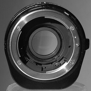 Ein alter Autofokus-Telekonverter von Nikon: AF TC 16 A
So von mir umgebaut, dass er an FujiS1pro/D60/D200/D80 funktioniert!
Die Kontaktschiene am Baj