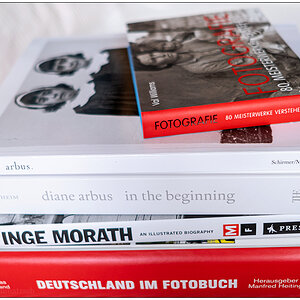 488 Bücherstapel mit neuen Fotobüchern
