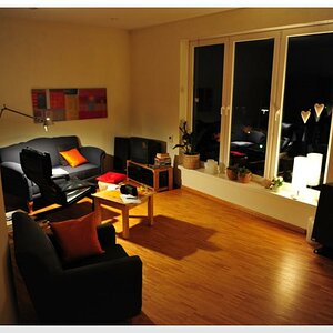 Kunstlicht mit AUTO-WB. Die Lampe rechts im Bild hat gerade mal 25 Watt, also höchtsens 2700 Kelvin. Trotzdem sehr gute Farbwiedergabe.