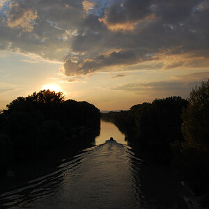 Sonnenuntergang Donau, mit Polizei Boot ^^