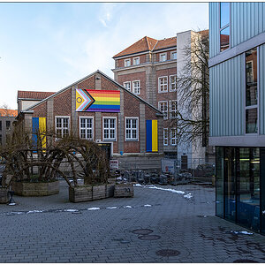 060 Muthesius Kunsthochshule Kiel mit Pride- und Ukraine-Beflaggung