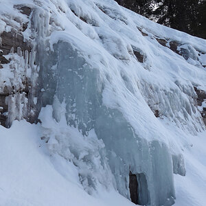 Eisfall mit Loch.jpg