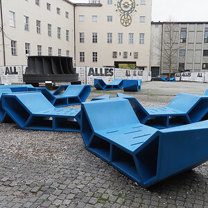 blaue Bänke.jpg