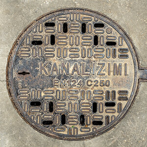 Kanaldeckel Pristina.jpg