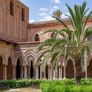 Sizilien 23 Monreale Kloster-Innenhof9616.jpg