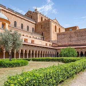Sizilien 23 Monreale Kloster-Innenhof9623.jpg