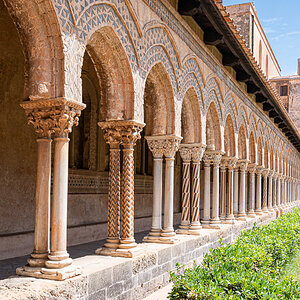 Sizilien 23 Monreale Kloster-Innenhof9625.jpg
