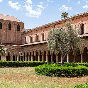 Sizilien 23 Monreale Kloster-Innenhof9628.jpg