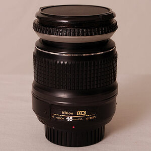 Ein 16mm f/3.5G ED DX mit Stangen-AF für Nikon,
gebaut aus den Linsensätzen und den Gehäuseteilen eines AF-S DX 18-55mm f/3.5-5.6G II ED Nikkors, dem 