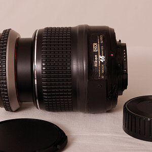 Ein 16mm f/3.5G ED DX mit Stangen-AF für Nikon,
gebaut aus den Linsensätzen und den Gehäuseteilen eines AF-S DX 18-55mm f/3.5-5.6G II ED Nikkors, dem 