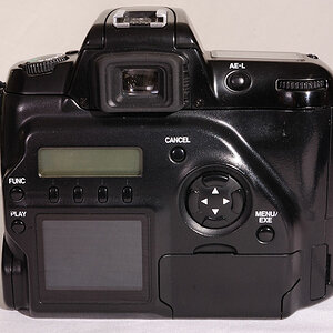Meine neu zusammengebaute Fuji S1pro (aus dem Kamerateil einer Nikon F60 und dem Digitalteil einer Fuji S1pro),
fotografiert mit meiner gebraucht (140