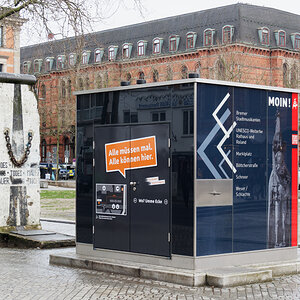 Mal Müssen am Denkmal.jpg