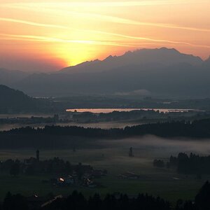 Blick von der Schlossbergalm über Hopferau zum Hopfensee und den Füssener Bergen