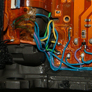 D80 mit defektem AE-L/AF-L-Knopf, am Blitzschuh zerbrochenem Oberteil und Abriss der Leiterbahnen: Oberteil geklebt, alle Kontakte wieder verbunden, A