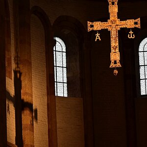 Schattenspiele mit dem Kreuz.jpg