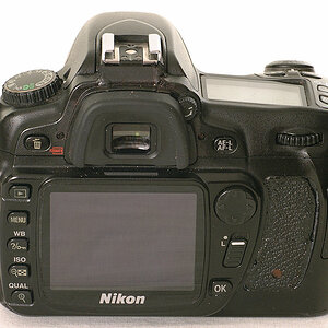 Meine gebraucht (140.000 Auslösungen) und halb kaputt gekaufte, reparierte Nikon D80, fotografiert mit meiner aus dem Kamerateil einer Nikon F60 und d
