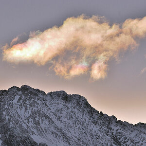 Blick vom Kranzberg auf Wolke überm Berg:
AF-S DX 18-200/3.5-5.6G ED VR, D60, ISO 200, f/11, 1/250s, 150 mm