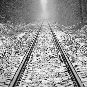 Gleis im Schneetreiben BW.jpg