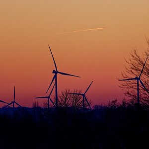 Sonnenaufgang mit Windrädern und Falcon9.jpg