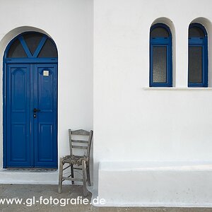 Sitzgelegenheit vor der Kapelle