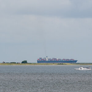 250727 Schiff hinter Mellum-1.jpg
