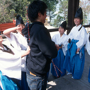 Miyajima, Schrein-Mädchen Itsukushima-Schrein.jpg