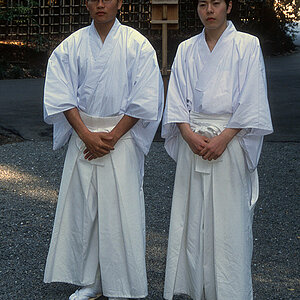 Tokyo, Mönche Meiji-Schrein.jpg
