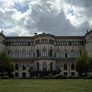 Leibniz Uni Gartenseite.jpg