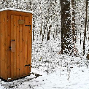 Klo im Winterwald.jpg