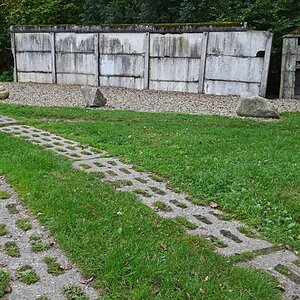 Kolonnenweg mit Mauerrest.jpg